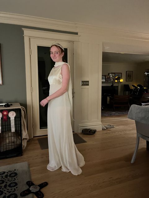 Juliette tries on her mother's wedding dress!
