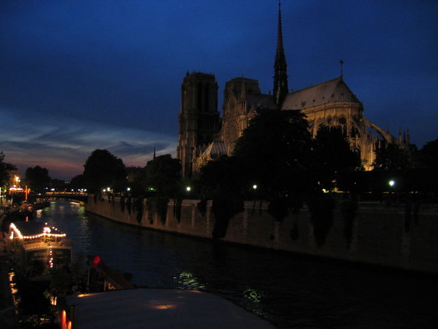 IMG_0434_Notre_Dame_at_night_2004_05_28.JPG